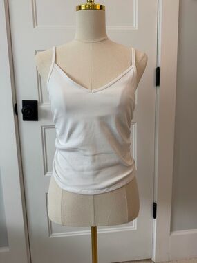 Vuori White Cropped Ribbed Low Back V-Neck Tank